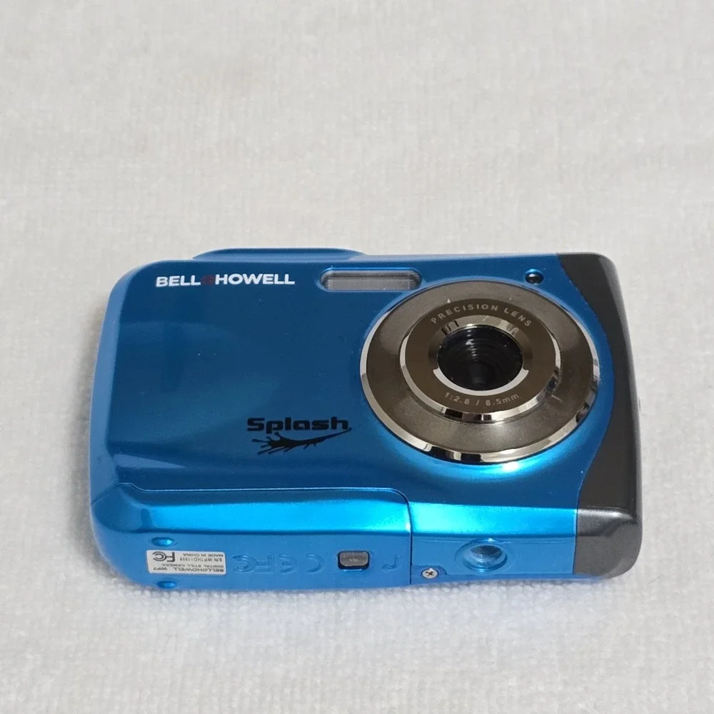 Bell Howell Splash WP7 Waterproof Digital Camera 12 MP 8X Zoom 2.4 LCD Bundle